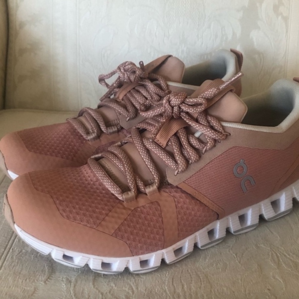 On cloud beam running shoes women 8